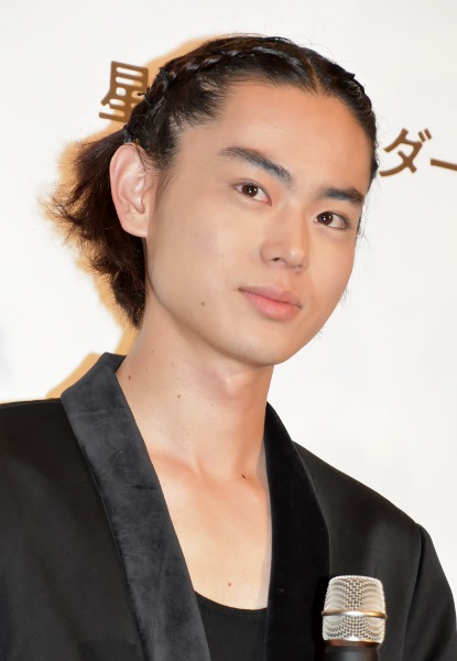 【エンタがビタミン♪】菅田将暉が中村倫也をボコボコに　後頭部には謎の痛み!?