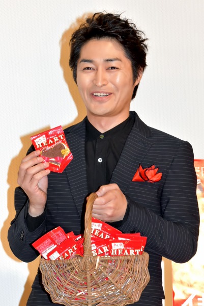 笑顔の裏には下心あり!?　報道陣にもチョコレートを配った　安田顕