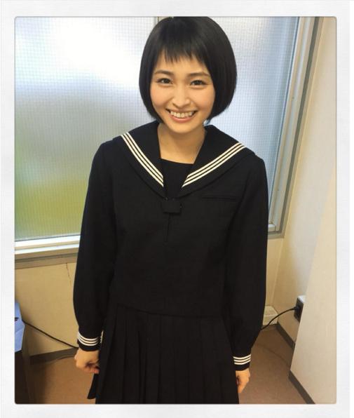 岡本玲、コントで制服姿に（出典：https://www.instagram.com/rei_okamoto）