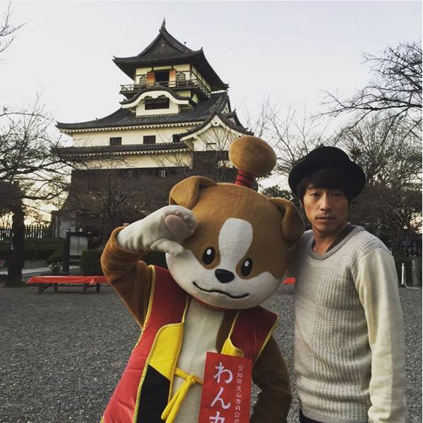 犬山城を背にわん丸君と田村淳（出典：https://www.instagram.com/atsushilb）