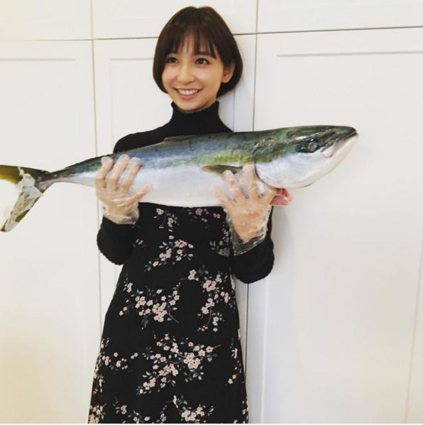 ブリが届き喜ぶ篠田麻里子（出典：https://www.instagram.com/maricollet3）