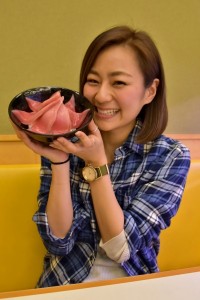 特別に用意してもらったオリジナル中トロ丼を手に喜ぶ　信太美月