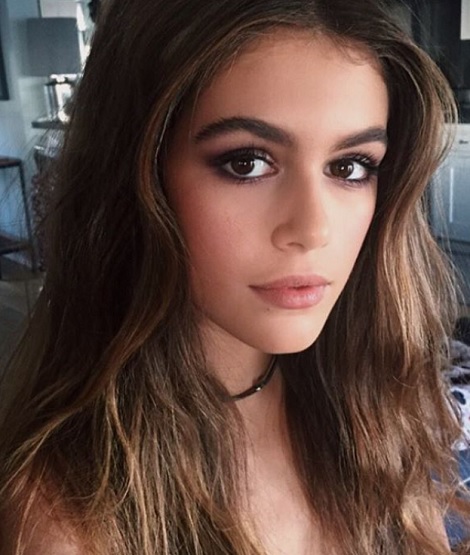 自然な髪色のカイアちゃん（出典：https://www.instagram.com/kaiagerber）