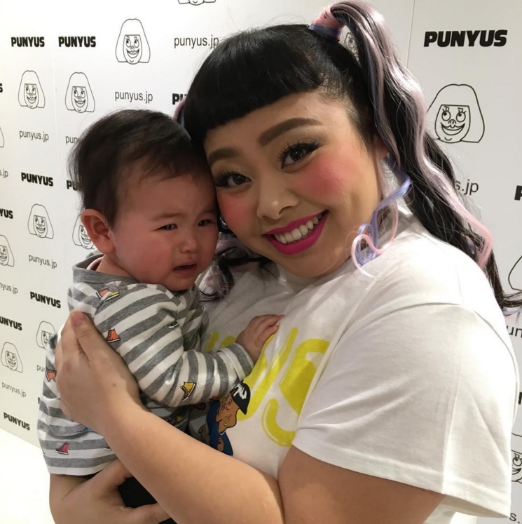 川島の娘を抱く渡辺直美（出典：https://www.instagram.com/kawashimaakiyoshi）