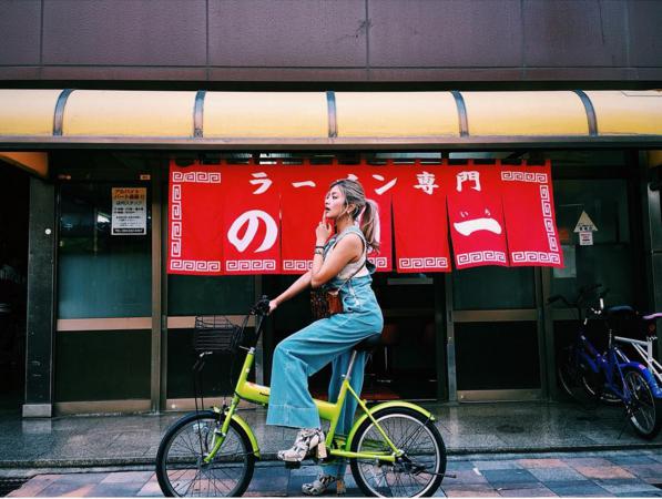 【エンタがビタミン♪】ローラとチャリンコとラーメン店　シュールな写真に「見るだけで楽しそう」