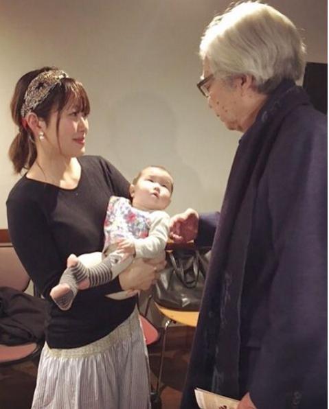 【エンタがビタミン♪】坂本美雨の娘“なまこ”ちゃん　山田洋次監督と見つめ合う