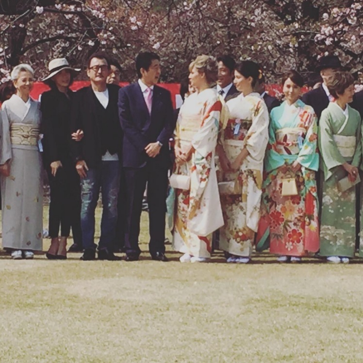 安倍首相と談笑も（出典：https://www.instagram.com/1127honey）