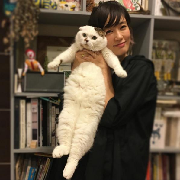 【エンタがビタミン♪】水川あさみ　念願叶い猫の「コム様」と初対面、キスシーンまで披露