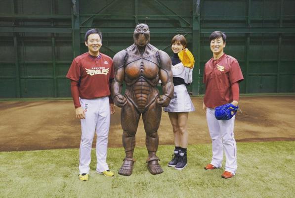 松井投手、テラ課長、篠田、美馬投手（出典：https://www.instagram.com/shinodamariko3）