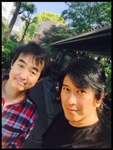 友人とウォーキングする川崎麻世（右）（出典：http://ameblo.jp/kawasakimayo）