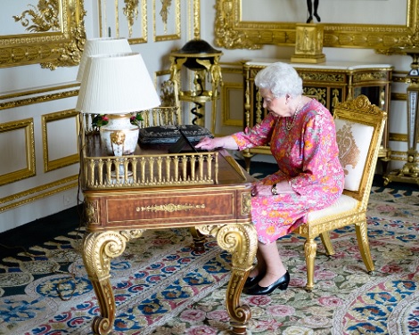 【イタすぎるセレブ達】エリザベス女王90歳、Twitterに挑戦
