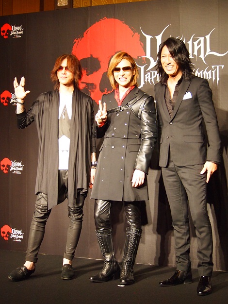 ピースサインのSUGIZO、YOSHIKI、TAKURO