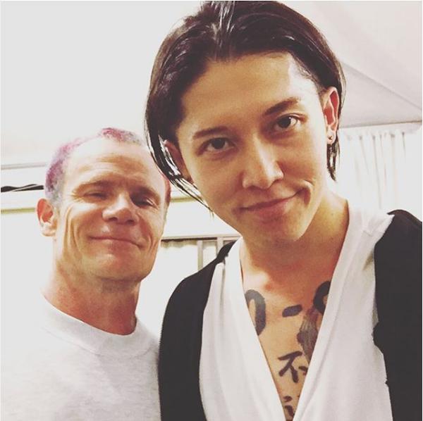 レッチリのフリーとMIYAVI（出典：https://www.instagram.com/miyavi_ishihara）