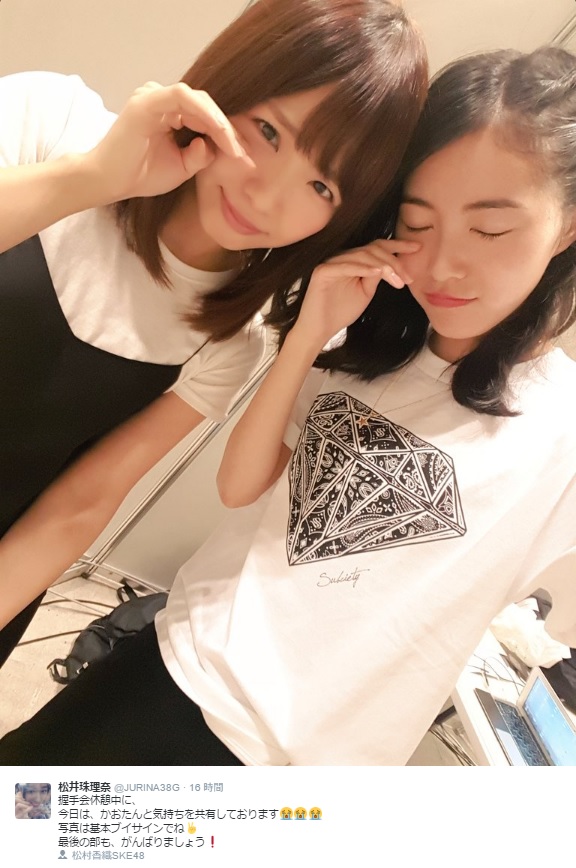 悲しみに暮れる松村香織と松井珠理奈（出典：https://twitter.com/JURINA38G）