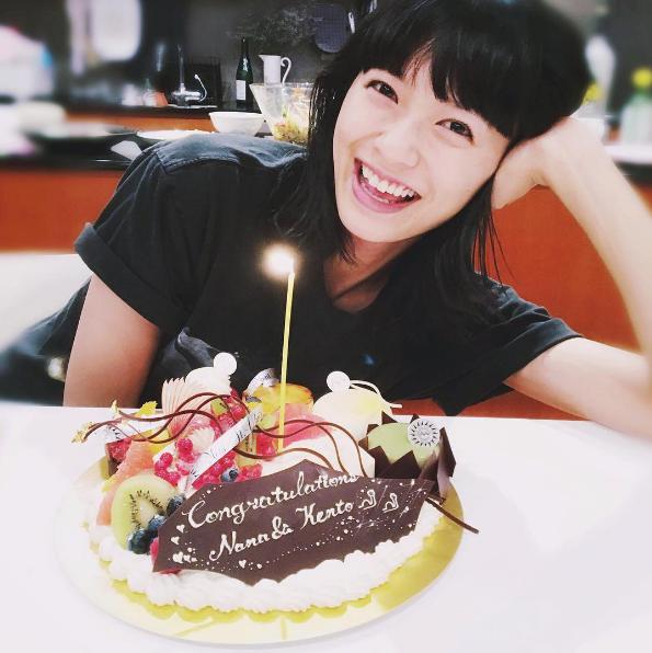 ケーキでお祝いされる榮倉奈々（出典：https://www.instagram.com/emisuzuki_official）