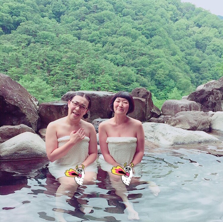 露天風呂を満喫するたんぽぽ（出典：https://www.instagram.com/kawamura_emiko）
