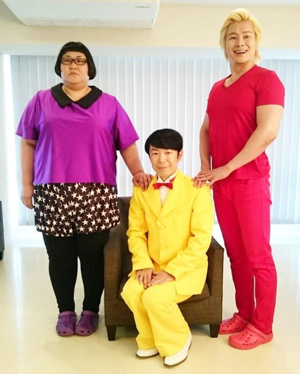 【エンタがビタミン♪】メイプル超合金の家族風写真に“首領”ダンディ坂野が登場　紫・黄・赤が色鮮やか3ショット！