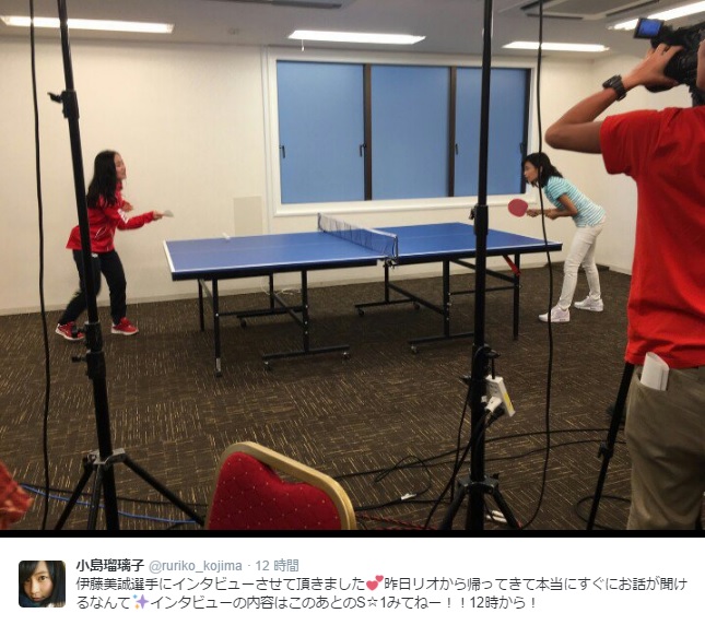 卓球対決する伊藤選手とこじるり（出典：https://twitter.com/ruriko_kojima）