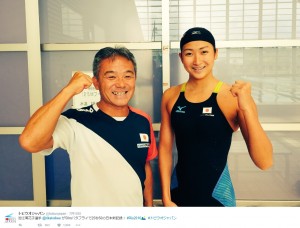 村上二美也コーチと池江璃花子選手（出典：https://twitter.com/tobiuojapan）