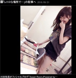“バンドTシャツ”姿で焼肉弁当を選ぶ指原莉乃（出典：http://ameblo.jp/kawata--hiromi）