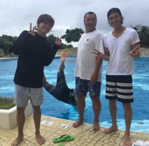 山田親太朗、木下隆行、三浦翔平の後ろで、エハラマサヒロがダイブ！（出典:https://www.instagram.com/shohei.63）