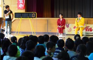 300人の小学生を前に内村光良と木村多江