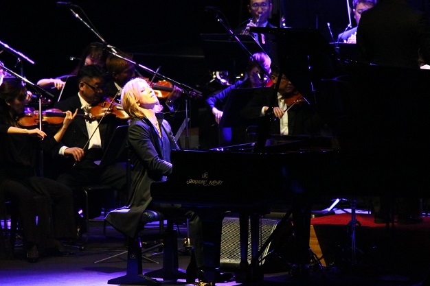 『YOSHIKI CLASSICAL SPECIAL WORLD TOUR 第二弾』よりピアノを弾くYOSHIKI