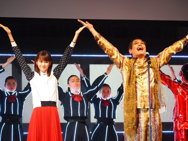 『PPAP』ヤングマンバージョンのポーズを決めた桐谷美玲とピコ太郎