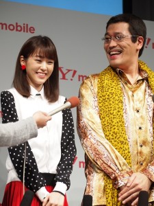 ピコ太郎、初めての囲み取材にドキドキ？　桐谷美玲と応じる