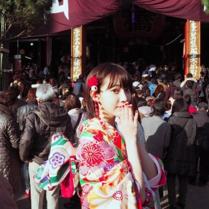 宮脇咲良、浅草寺の人混みに驚く（出典：https://www.instagram.com/39saku_chan）