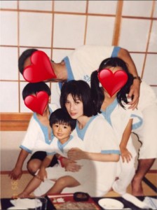 幼い久住小春と32歳時の母親（出典：https://www.instagram.com/kohappy777）