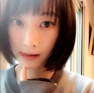 舌ペロする松井玲奈（出典：https://www.instagram.com/renamatui27）