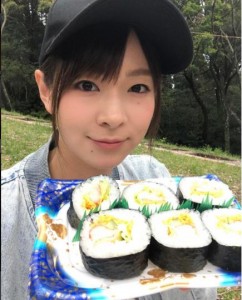 「宮崎名物　レタス巻き」を披露する酒井瞳（出典：https://www.instagram.com/s.sakaihitomi）