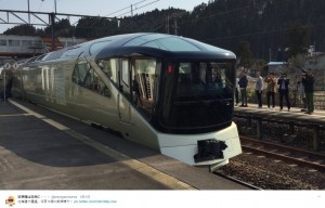 茂辺地駅で出会ったTRAIN SUITE 四季島（出典：https://twitter.com/waragamisama）