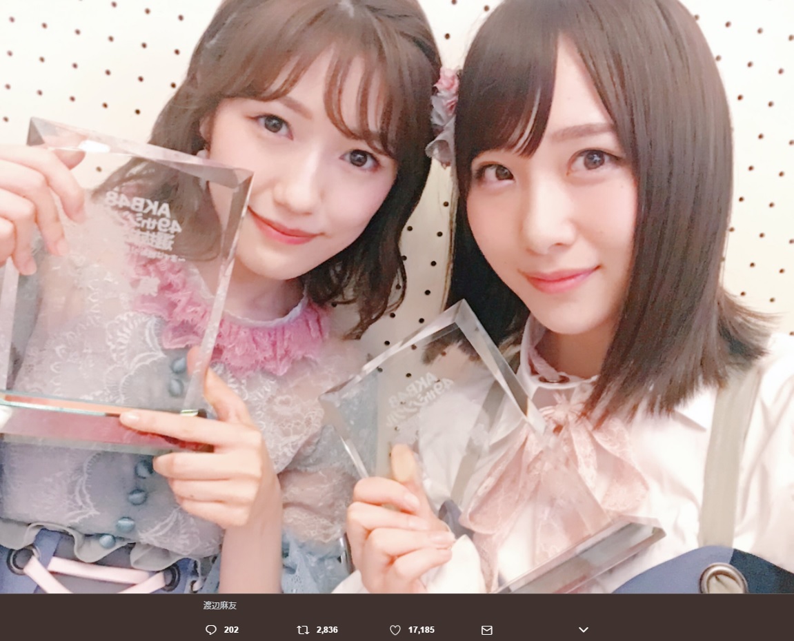 AKB48の渡辺麻友と高橋朱里（画像は『高橋朱里 2017年6月17日付Twitter「麻友さん、、、麻友さんがスピーチで卒業発表をされました。」』のスクリーンショット）