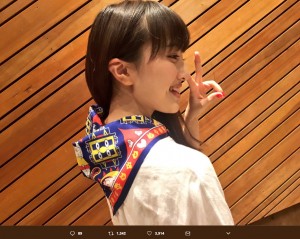 『かいけつゾロリ』のバンダナを着けた百田夏菜子（画像は『momoiroclover 2017年6月25日付Twitter「百田やるよ!!」』のスクリーンショット）