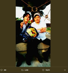 松坂桃李と白石和彌監督（画像は『松坂桃李 2017年5月20日付Twitter「『孤狼の血』ついにアップしました。」』のスクリーンショット）