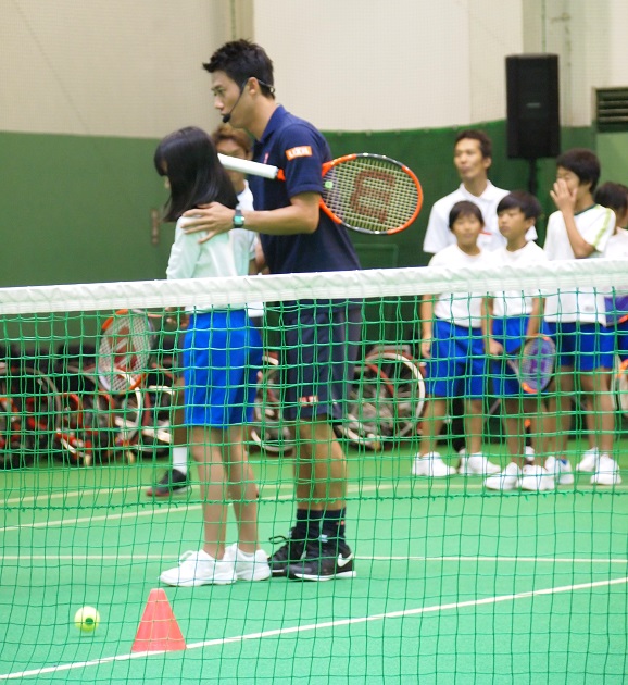 小学生に指導する錦織圭選手