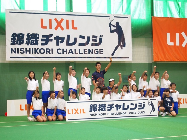 小学生と記念写真　錦織圭選手と船水梓緒里選手