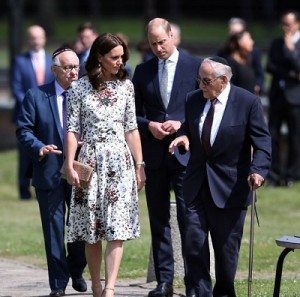 キャサリン妃は上品に！（画像は『Kensington Palace　2017年7月18日付Instagram「The Duke and Duchess visit Stutthof, the former Nazi German concentration camp in northern Poland,」』のスクリーンショット）