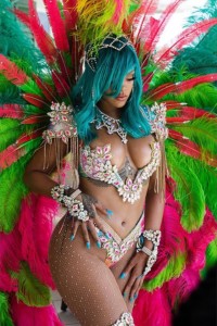 リアーナ、まるで芸術作品のよう（画像は『badgalriri　2017年8月8日付Instagram「the ＠aura_experience caught by ＠dennisleupold ＃BARBADOS ＃cropover2017 ＃culture」』のスクリーンショット）