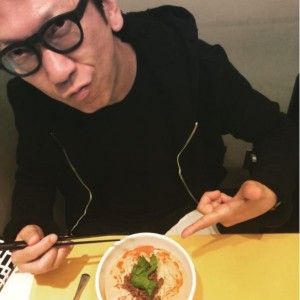 担々麺を食べる布袋寅泰（画像は『HOTEI Official　2016年7月16日付Instagram「担々麺が食べたい！悔しいから収録後マネージャーと食べに行きました」』のスクリーンショット）