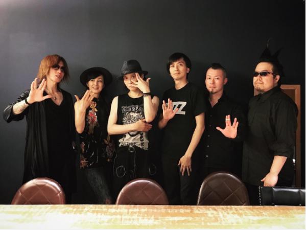 ブルーノート東京に出演した辻仁成とバンド：左がSUGIZO（画像は『SUGIZO　2017年7月31日付Instagram「辻仁成氏 with his lovely band ＠ Blue Note Tokyo.」』のスクリーンショット）