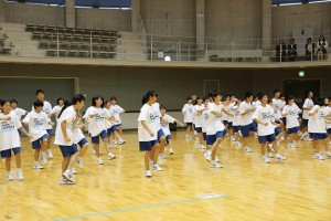 懸命に踊る中学生たち