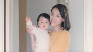 仕事に出かける夫を見送る妻子