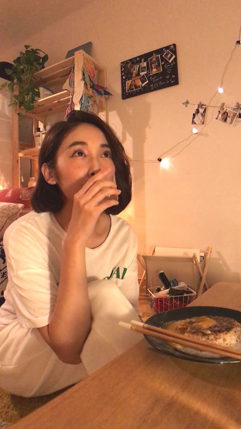 月見酒を楽しむ千梨