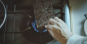 海苔をガスコンロでサッとあぶる