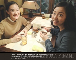 蒼井優と木南晴夏（画像は『【公式】ドラマ「先に生まれただけの僕」　2017年7月15日付Twitter「今日も撮影中です」』のスクリーンショット）