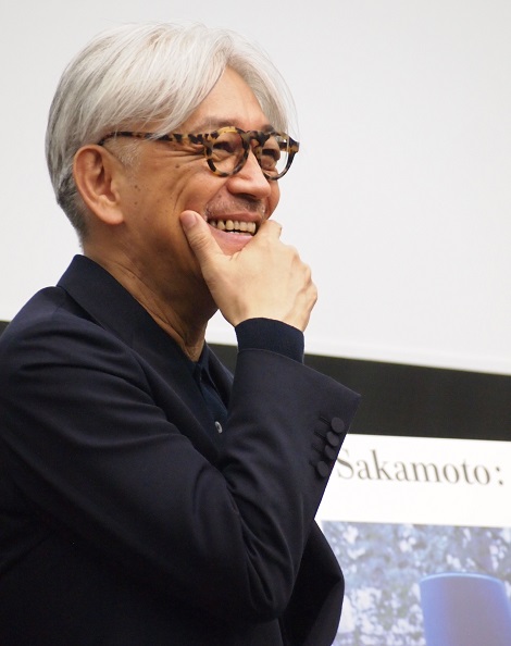 笑顔を見せた坂本龍一