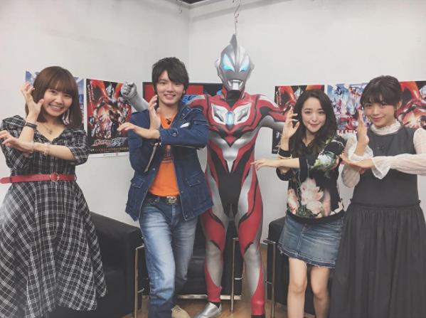 ニコ生『ウルトラマンジード』キャスト登場番組にて濱田龍臣と：右から2人目が潘めぐみ（画像は『潘めぐみ　2017年9月30日付Instagram「ニコニコ生放送『ウルトラマンジード』」』のスクリーンショット）